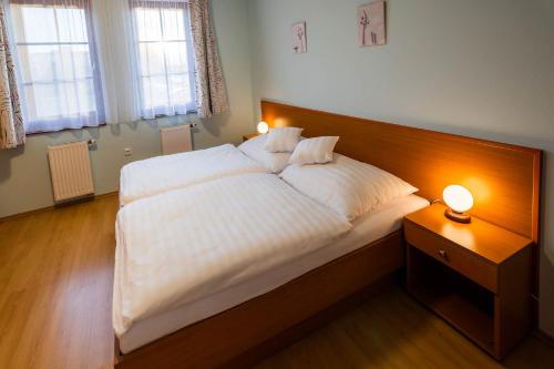 Een bed of bedden in een kamer bij Apartmán Eliška Třeboň