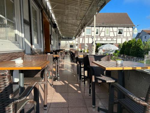 eine Reihe von Tischen und Stühlen auf einer Terrasse in der Unterkunft Hotel Orthwein -kostenfreie Parkplätze- in Cölbe