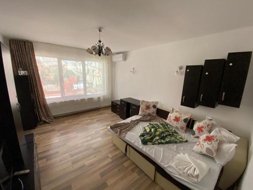 ein Schlafzimmer mit einem Bett mit Kissen darauf in der Unterkunft Apartament de lux in Costinești