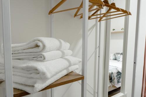 ein Badezimmer mit weißen Handtüchern und einem Spiegel in der Unterkunft Da Fede in Rom