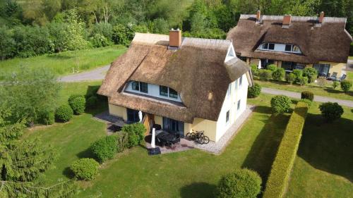 an aerial view of a house with a thatched roof at Reetdachhaus Hasel 2 in Poseritz