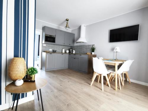 Kuchyň nebo kuchyňský kout v ubytování Apartamenty Marynarskie 100m od plaży