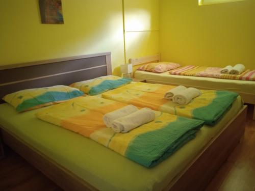 Postel nebo postele na pokoji v ubytování Apartment Mojca near Bled