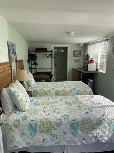 a bedroom with a bed with a comforter on it at Glendale Guest House in Glendale