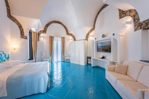Postel nebo postele na pokoji v ubytování Grand Hotel Le Rocce
