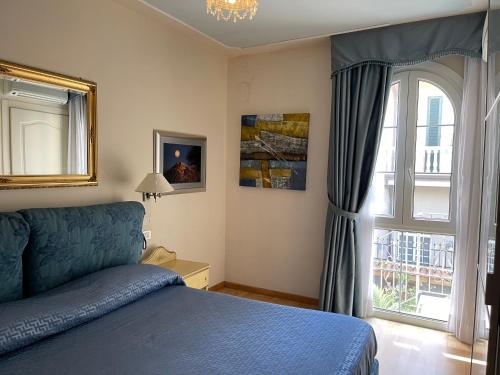 ヴィアレッジョにあるStella Beach Apartmentのベッドルーム(青いベッド1台、窓付)
