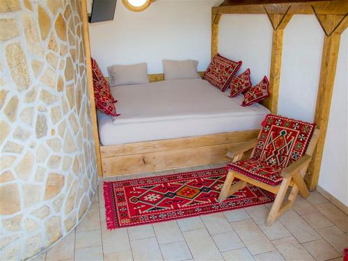 Postel nebo postele na pokoji v ubytování Mountain bungalows and a Hobbit House - Jazavčije Rupe