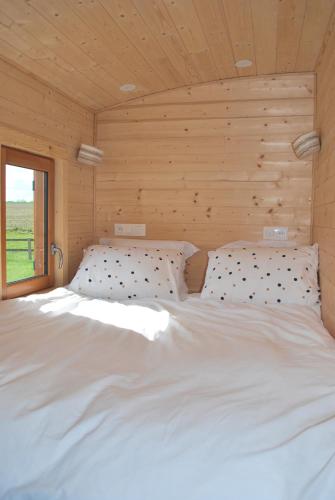 Un pat sau paturi într-o cameră la La Roulotte des Mohuques