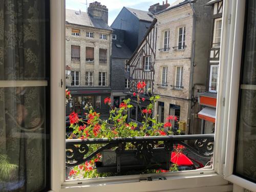 - une vue depuis la fenêtre d'une ville dans l'établissement le studio Champlain, à Honfleur