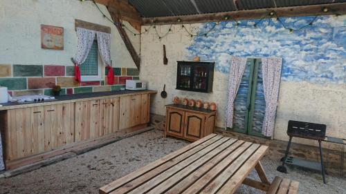 une chambre avec un comptoir et un banc dans un bâtiment dans l'établissement chambres d'hôtes proche saint Malo et mont saint Michel, à La Boussac
