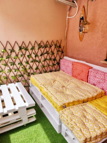 deux lits côte à côte dans une pièce dans l'établissement Le studio TAHITI 4 pers 600m de la plage la favière, à Bormes-les-Mimosas