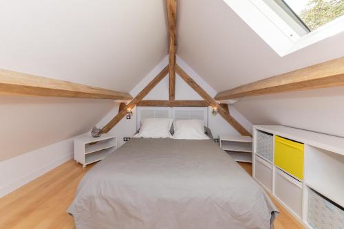 1 dormitorio con 1 cama en el ático en Gîte La Bergerie en Ségur-le-Château