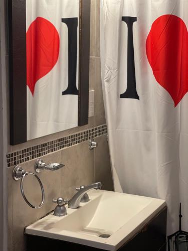 un bagno con un lavandino e una tenda da doccia di Ganesha a Villa Carlos Paz