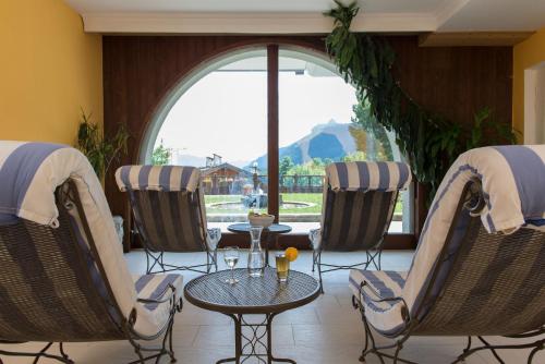 a room with chairs and a table and a window at Familotel Bavaria Pfronten-Familien Hotel-Alles Inklusive Konzept in Pfronten