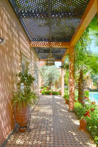 Κήπος έξω από το Villa du Cedre