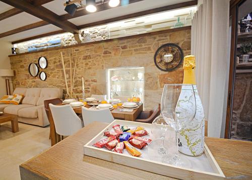 a living room with a table with a vase on it at GALIHOST - Preciosa casa marinera en Carril in Vilagarcia de Arousa