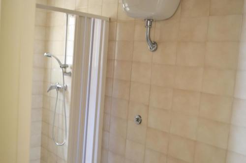 een badkamer met een douche met een douchegordijn bij Quadrilocale con vista mare Pt51 in Torre dell'Orso