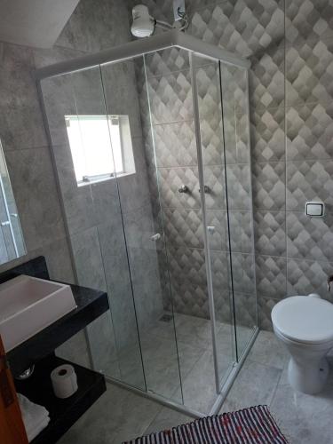 un bagno con doccia, wc e lavandino di Suítes Caninana a São Thomé das Letras