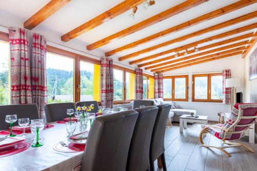 une salle à manger avec une longue table et des chaises dans l'établissement Le Repère Des Marmottes, à Xonrupt-Longemer