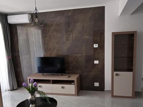 sala de estar con TV en la pared en Apartament Gabriella's Home, en Oradea