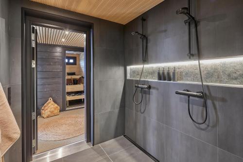 Ένα μπάνιο στο Villa Log modern interior