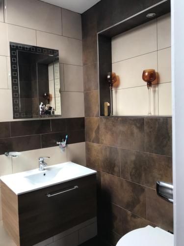 een badkamer met een wastafel en een spiegel bij Mickering Barn in Aughton
