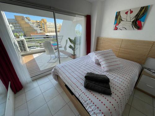 une chambre avec un lit et une vue sur un balcon dans l'établissement Naturist Port Ambonne Melrose View, au Cap d'Agde