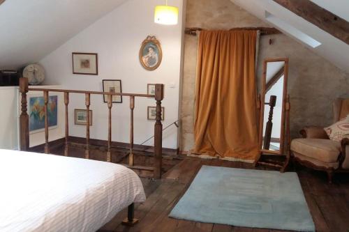 Postel nebo postele na pokoji v ubytování Tranquil rustique gite couples only pres Rochefort en Terre
