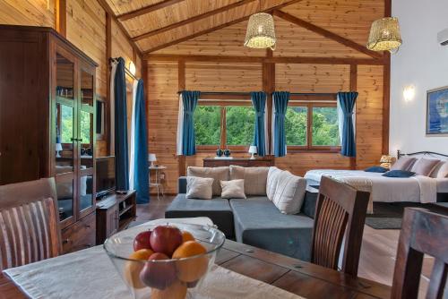 B&B Villa Irene Plitvice Lakes في سيليست دريزنيكو: غرفة معيشة مع أريكة وطاولة مع وعاء من الفاكهة