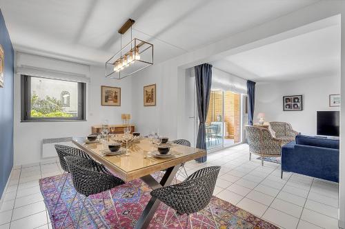 un salon avec une table, des chaises et un canapé dans l'établissement LES JARDINS DE L'OLYMPE - Appartement lumineux de 137m2, à Toulouse