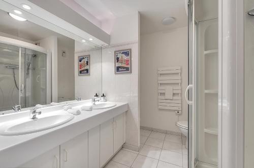 Koupelna v ubytování LES JARDINS DE L'OLYMPE - Appartement lumineux de 137m2