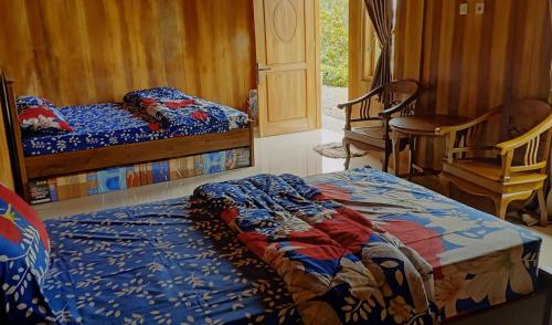 1 dormitorio con 2 camas y ventana en Hotel Agrowisata Kopeng Gunungsari, en Kopeng
