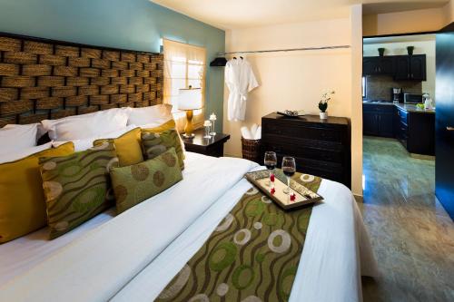 een slaapkamer met een groot bed met een dienblad erop bij Coromuel Condo in Cabo San Lucas
