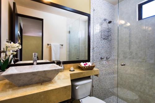 een badkamer met een wastafel en een douche bij Coromuel Condo in Cabo San Lucas