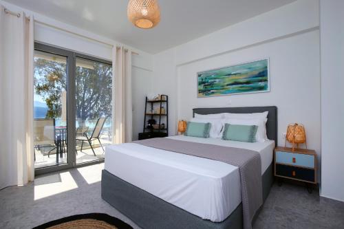 Tempat tidur dalam kamar di ALMYRA seafront residence