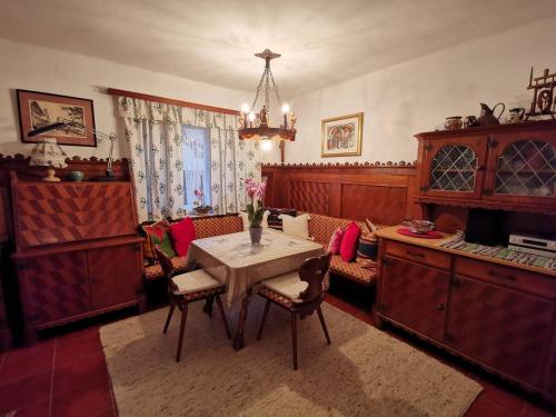Kuchyňa alebo kuchynka v ubytovaní 70qm 3-Zimmer Apartment am Tauernradweg in Hallein bei Salzburg, nahe Berchtesgaden, Roßfeld, Kehlsteinhaus, Obersalzberg, Watzmann, Schönau am Königsee, Bad Vigaun, Schloss Hellbrunn, Burg Hohen Salzburg, Burg Hohen Werfen # Beherbergungsbetrieb OC45
