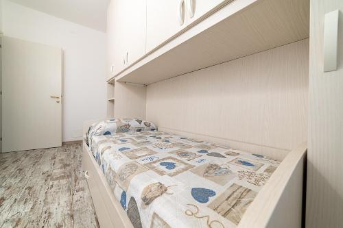 um quarto com uma cama num quarto em RUSTICO PETRA - Regarda Travel em Bardolino
