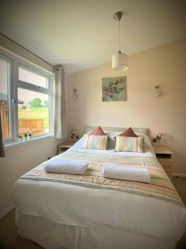 Postel nebo postele na pokoji v ubytování Relaxing 2-Bedroom holiday lodge in Cornwall