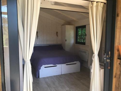 เตียงในห้องที่ Camping-Gites Au songe du Valier
