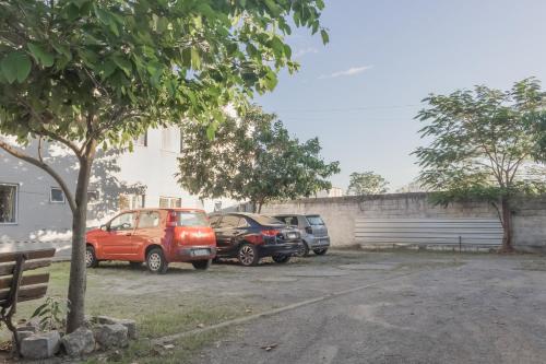 eine Gruppe von Autos, die auf einem Parkplatz geparkt sind in der Unterkunft Hotel Girafa in Itatiaia