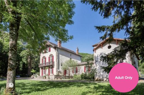 un domaine avec un cercle rose devant une maison dans l'établissement Domaine La Rose, à Caylus