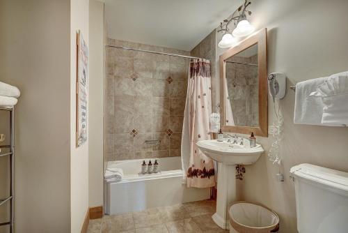 Un baño de Luxurious 2 BR in River Run Village Featuring Ski in ski-out condo