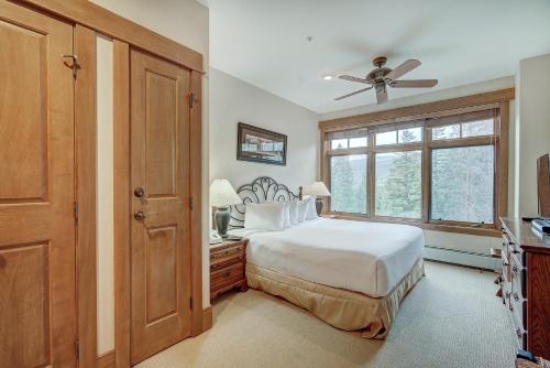 Una cama o camas en una habitación de Luxurious 2 BR in River Run Village Featuring Ski in ski-out condo