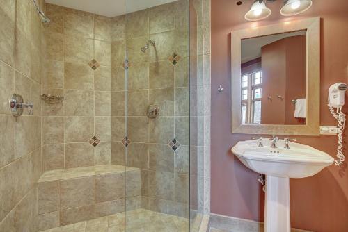 Un baño de Luxurious 2 BR in River Run Village with Ski in ski out condo