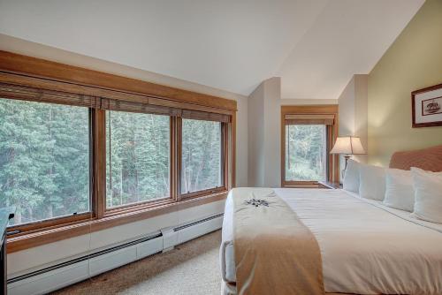 Una cama o camas en una habitación de Luxurious 2 BR in River Run Village with Ski in ski out condo