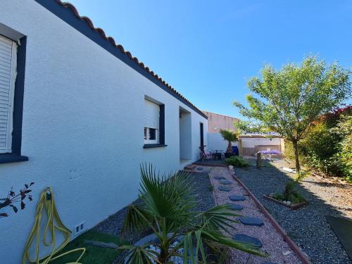 vistas laterales a una casa blanca con patio en Villa avec piscine sans vis-à-vis, en Caux-et-Sauzens