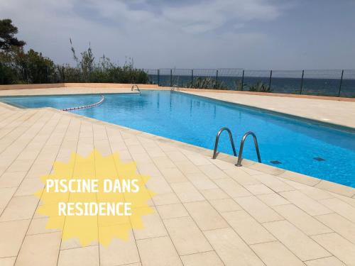 สระว่ายน้ำที่อยู่ใกล้ ๆ หรือใน Studio bord de mer - Plage - Piscine - Wifi