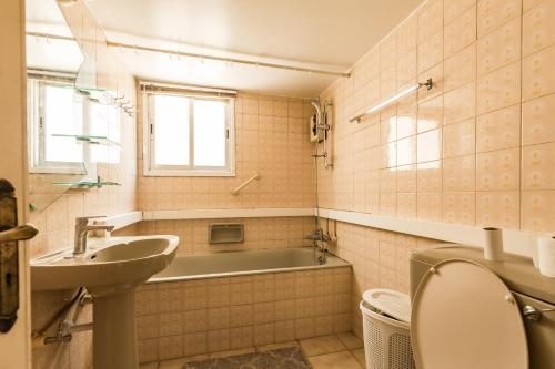 y baño con bañera, lavabo y aseo. en Anna-Maria apartment en Limassol