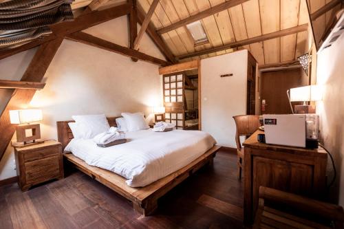 Postel nebo postele na pokoji v ubytování Manoir des Indes, The Originals Relais