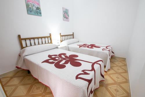 dos camas sentadas una al lado de la otra en una habitación en Apartamento Paco 3 cerca de Valencia en Benafer